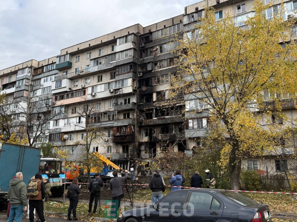 Наслідки обстрілу росіянами Деснянського району Києва