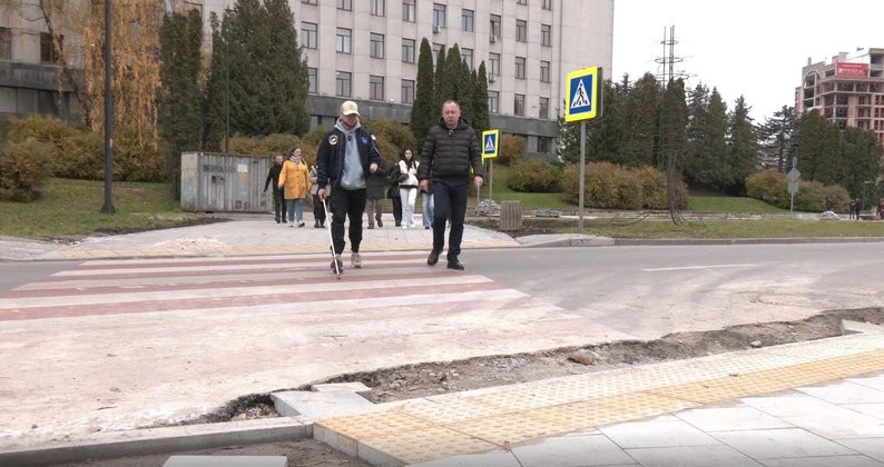 Ветеран із порушенням зору проінспектував безбар’єрний маршрут у Тернополі