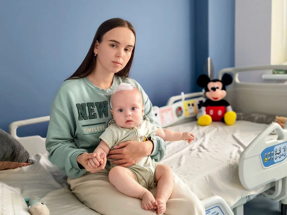 Львівські медики врятували 6-місячного сина звільненого з полону захисника з критичною травмою голови