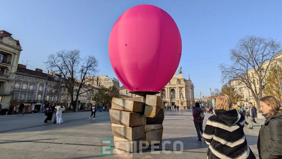 скульптура "Бульбашка" біля львівської Опери