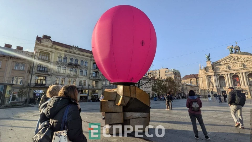 скульптура "Бульбашка" біля львівської Опери