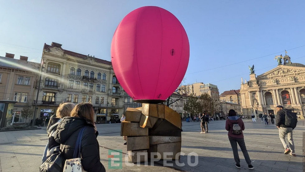 скульптура "Бульбашка" біля львівської Опери