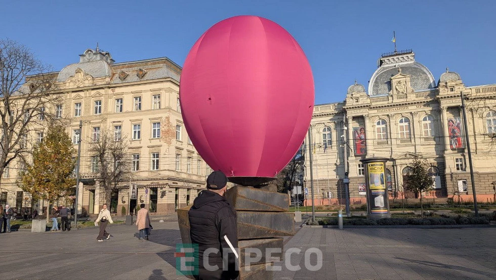 скульптура "Бульбашка" біля львівської Опери
