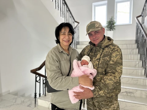Захисниця, яка добровільно долучилася до ЗСУ, зустріла на війні своє кохання і у 52 роки втретє стала мамою
