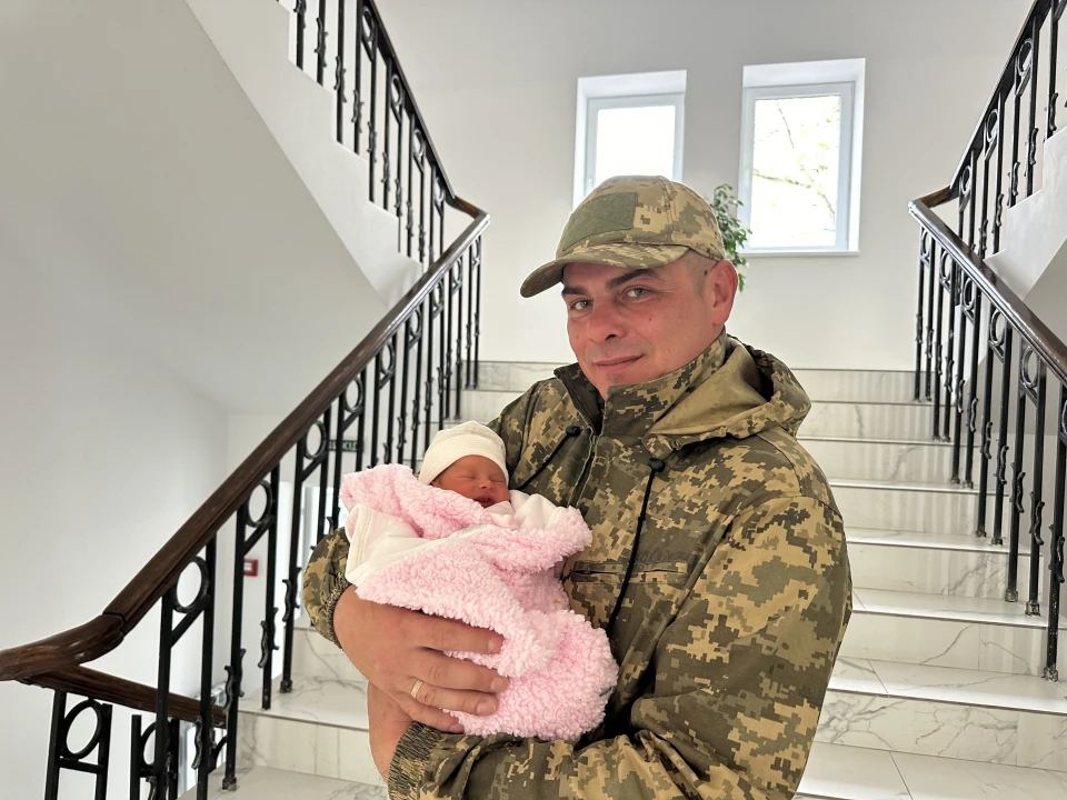 Захисниця, яка добровільно долучилася до ЗСУ, зустріла на війні своє кохання і у 52 роки втретє стала мамою