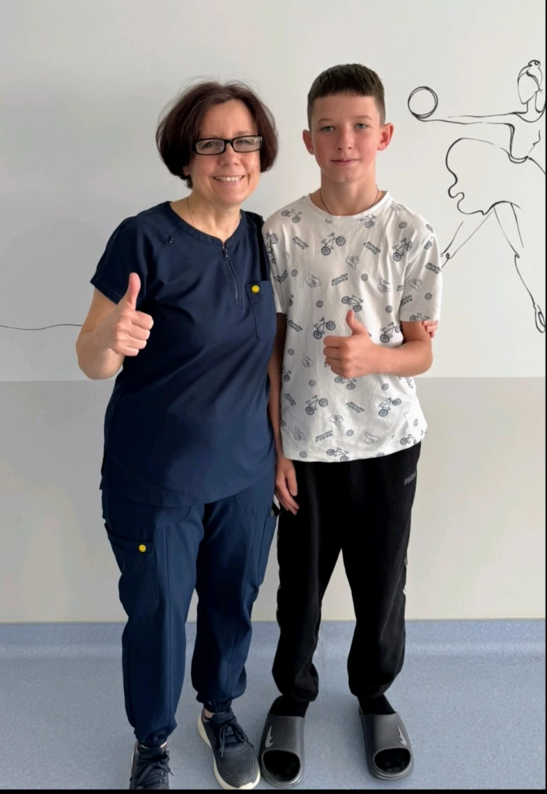 Львівські медики за 6 хвилин випалили пухлину кістки 13-річному волонтеру та сину захисника