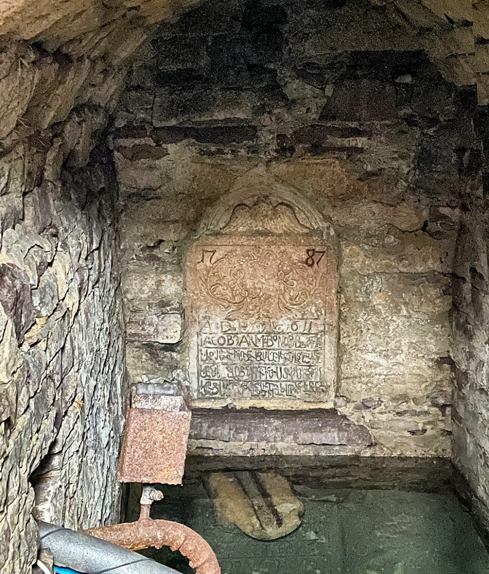 У криниці біля колишнього вірменського храму на Тернопільщині знайшли унікальну пам'ятну таблицю