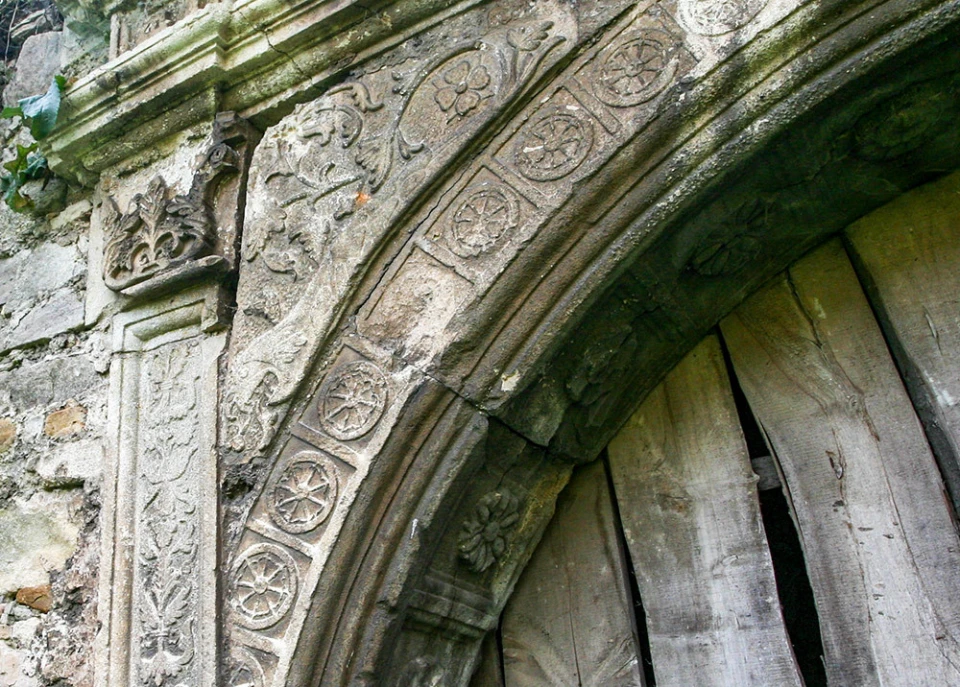 У криниці біля колишнього вірменського храму на Тернопільщині знайшли унікальну пам'ятну таблицю