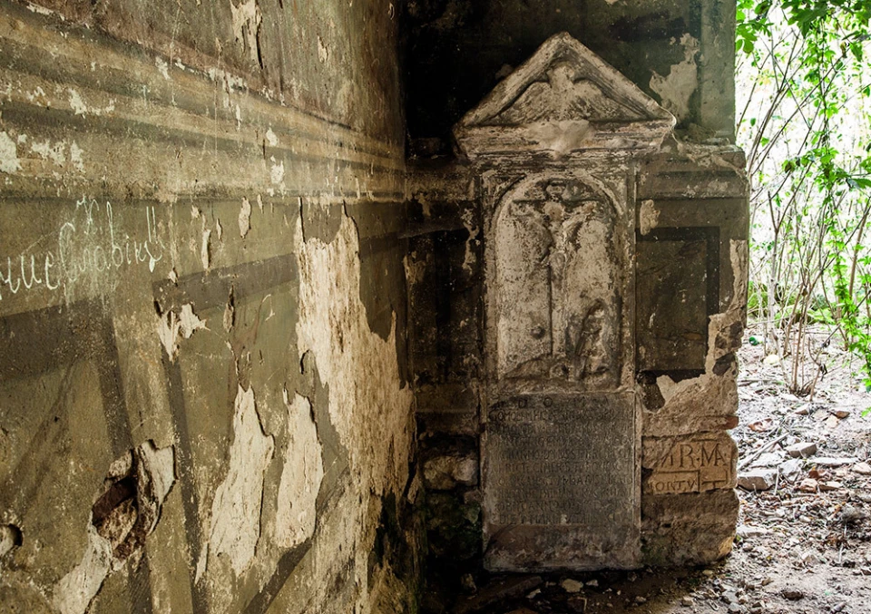 У криниці біля колишнього вірменського храму на Тернопільщині знайшли унікальну пам'ятну таблицю