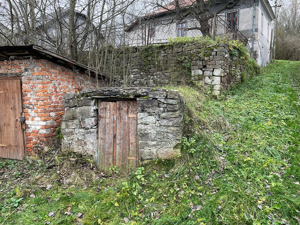 У криниці біля колишнього вірменського храму на Тернопільщині знайшли унікальну пам'ятну таблицю