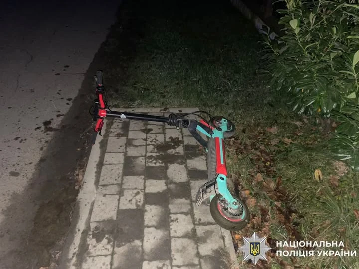 У Малечковичах біля Львова двоє підлітків на електросамокаті наїхали на пішохода