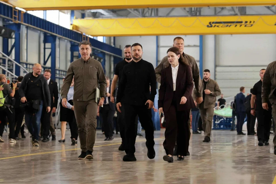 президент Володимир Зеленський та прем"єр- міністр Юлія Свириденко у цехах компанії "Френдлі Віндтехнолоджі"