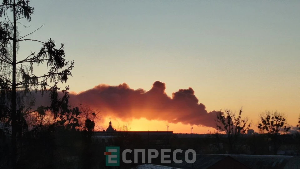 Над Львовом після вибухів здіймається густий дим