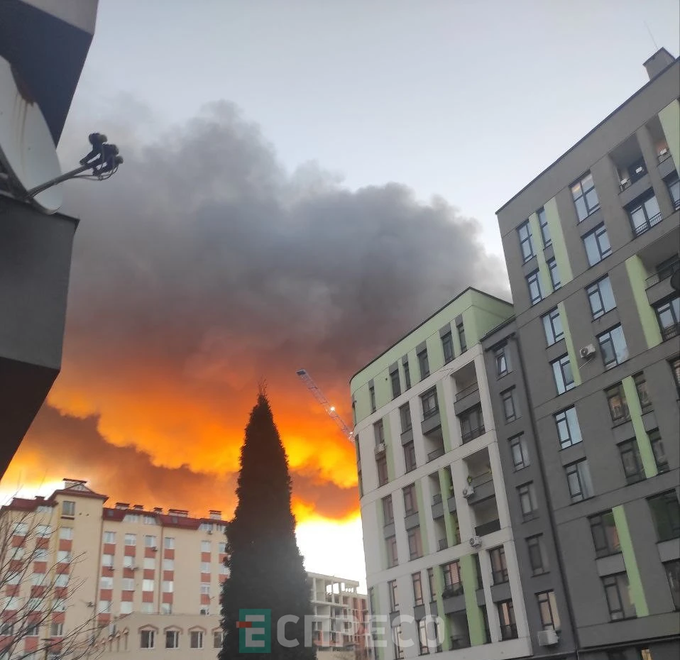 Над Львовом після вибухів здіймається густий дим