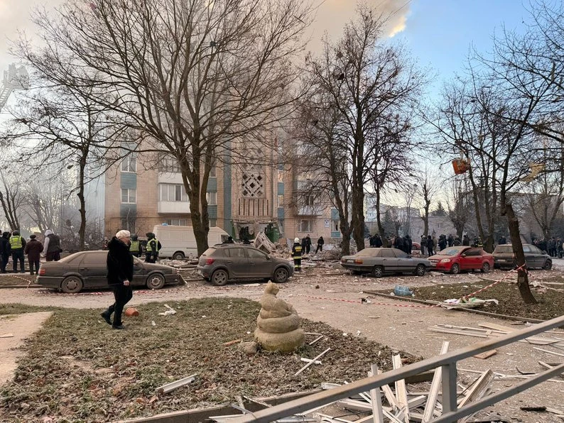 У Тернополі внаслідок ракетно-дронової атаки пошкоджені житлові будинки, є загиблі