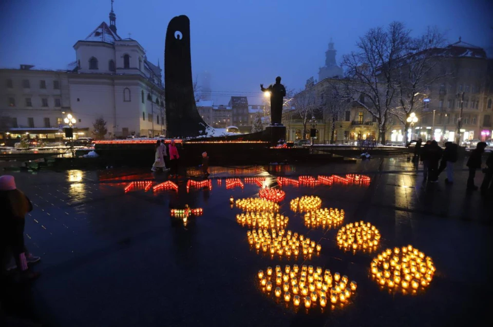 Світло, що символізує памʼять: Львівщина вшанувала жертв Голодоморів в Україні