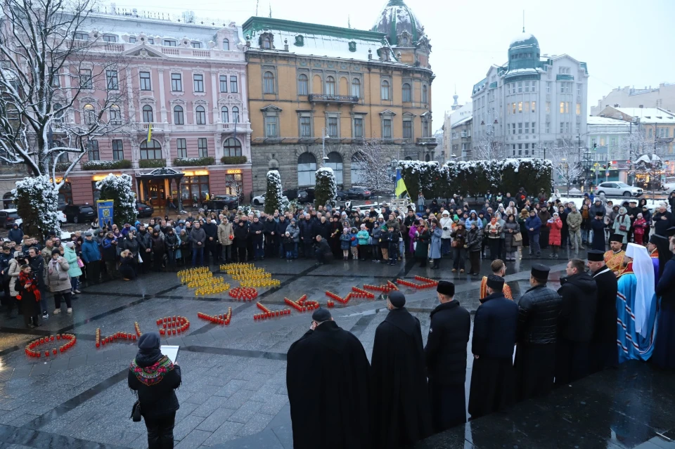 Світло, що символізує памʼять: Львівщина вшанувала жертв Голодоморів в Україні