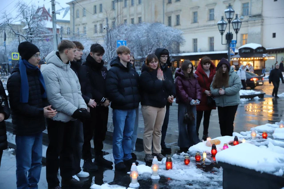 Світло, що символізує памʼять: Львівщина вшанувала жертв Голодоморів в Україні