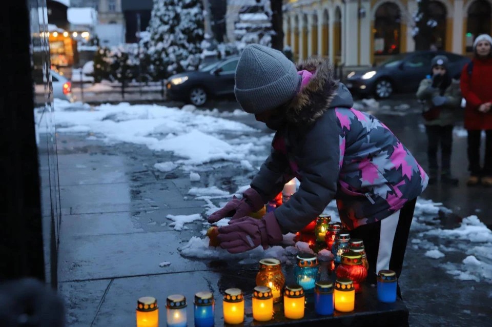 Світло, що символізує памʼять: Львівщина вшанувала жертв Голодоморів в Україні