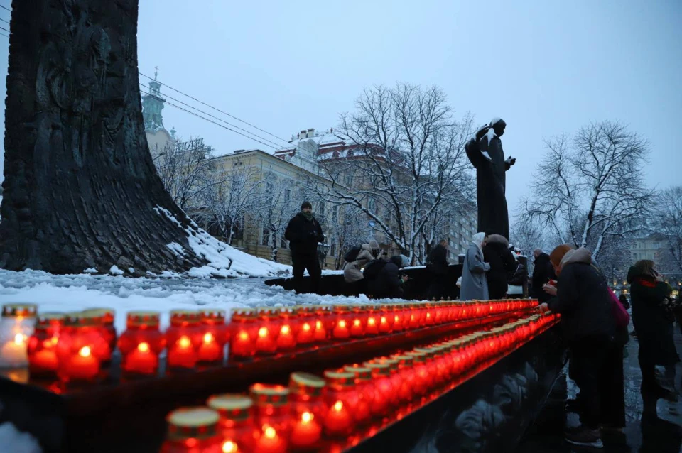 Світло, що символізує памʼять: Львівщина вшанувала жертв Голодоморів в Україні
