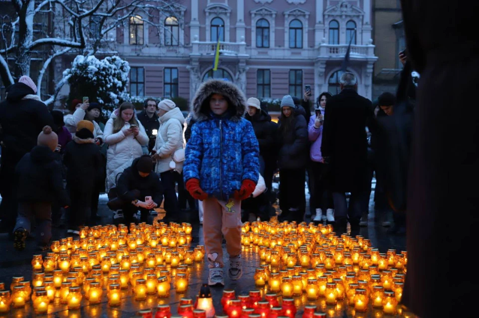 Світло, що символізує памʼять: Львівщина вшанувала жертв Голодоморів в Україні
