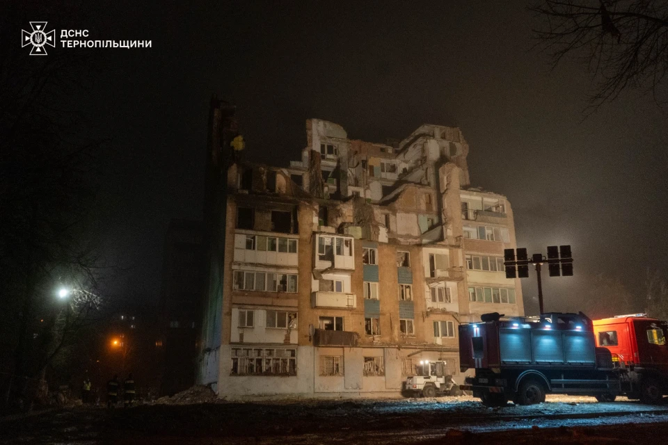 Пошуково-рятувальні роботи на місці ракетного удару в Тернополі завершили