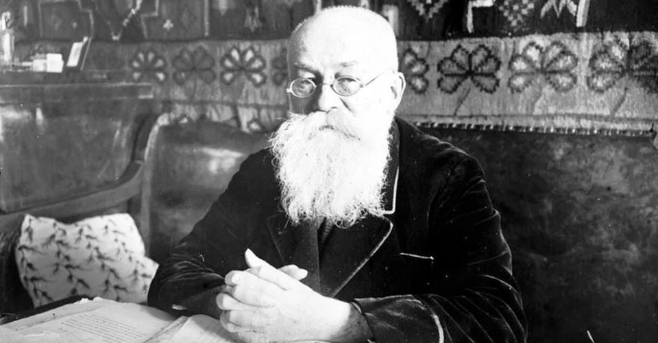 Михайло Грушевський у своєму робочому кабінеті