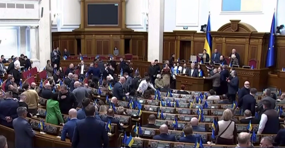 "Євросолідарність" заблокувала трибуну ВР