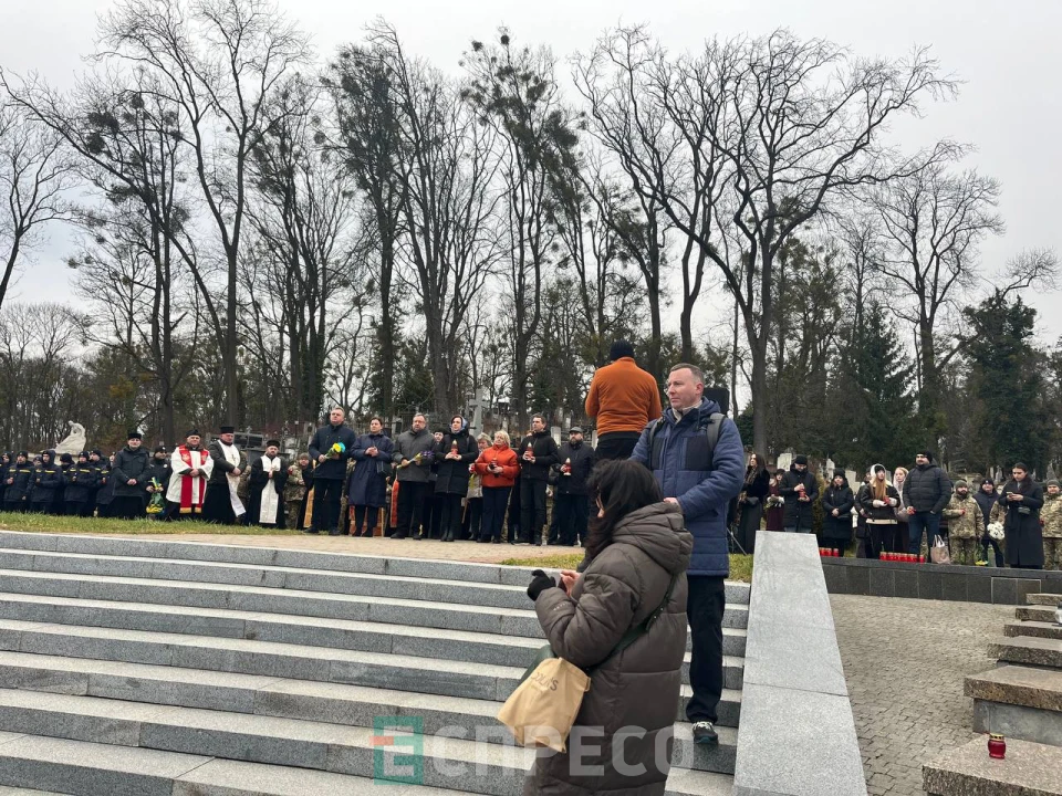 У Львові в День ЗСУ вшановують памʼять полеглих воїнів