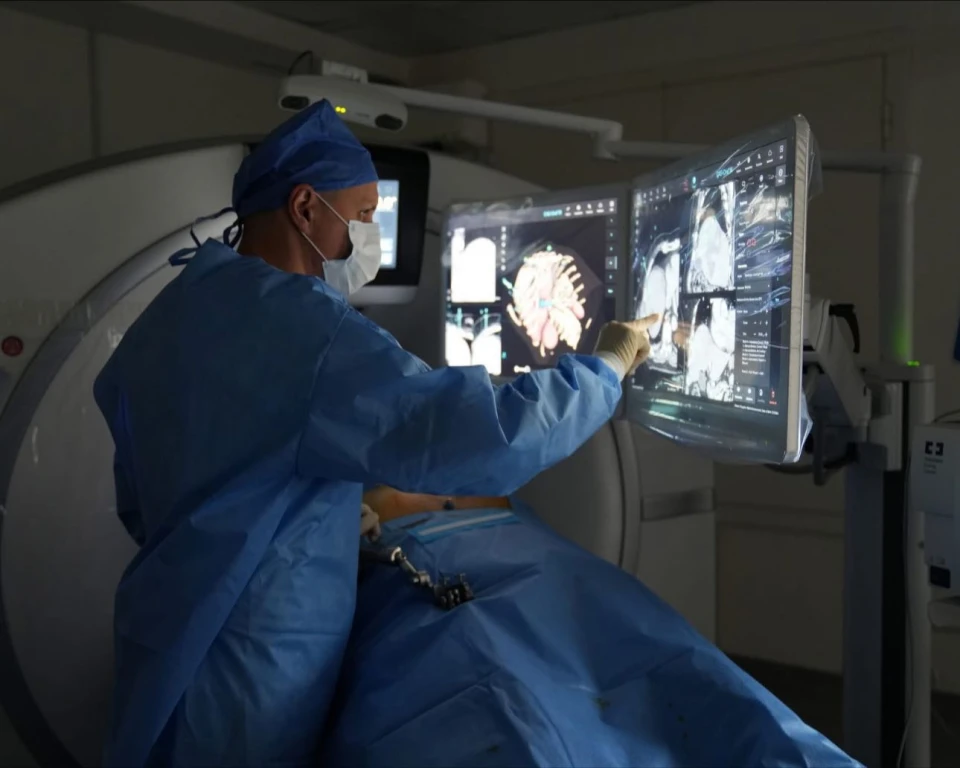 У Львові медики за допомогою сучасних навігаційних систем та ШІ знищили метастази в печінці пацієнтки