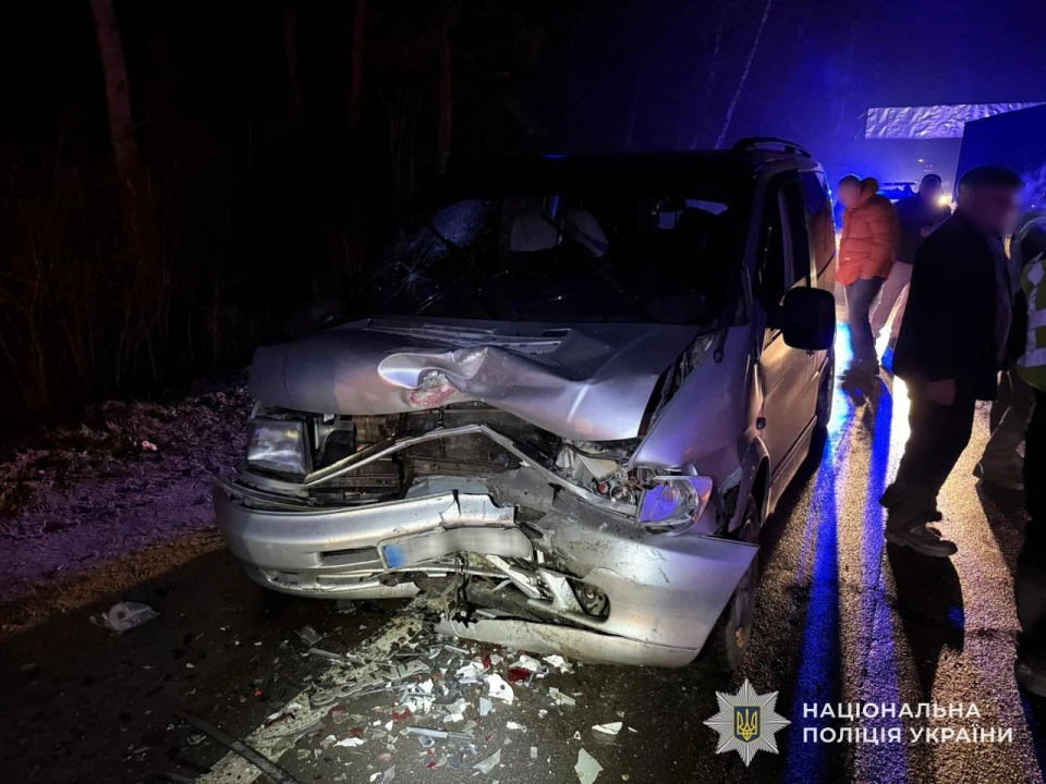 Мікроавтобус зіткнувся з вантажівкою: у ДТП на трасі Львів – Краковець травмувалися 9 людей