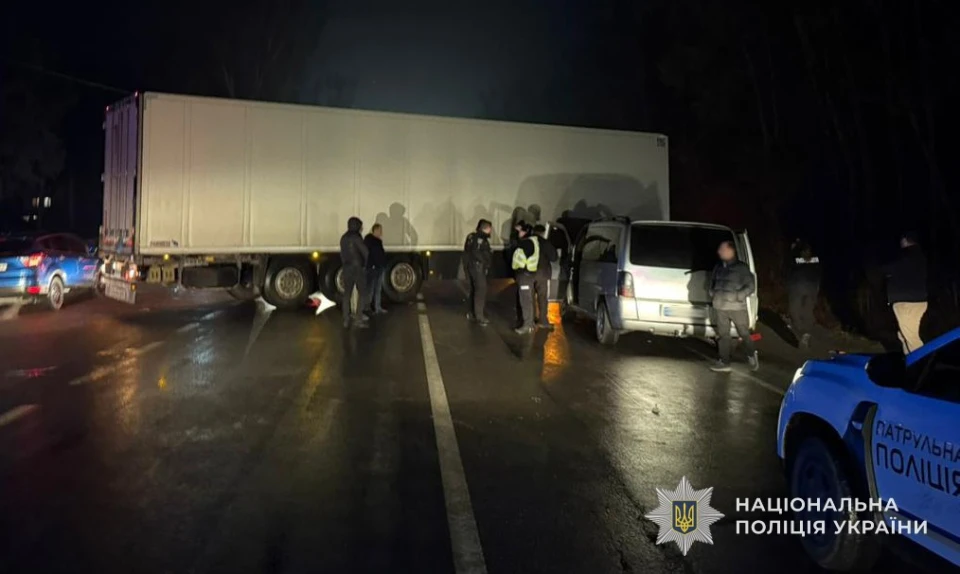 Мікроавтобус зіткнувся з вантажівкою: у ДТП на трасі Львів – Краковець травмувалися 9 людей
