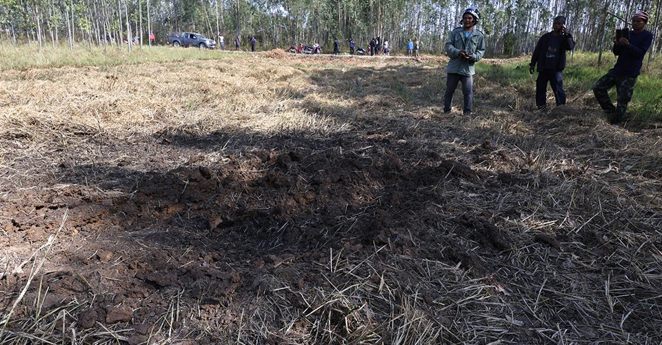 слід від удару ракети на кордоні між Таїландом і Камбоджею