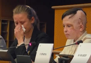 Перекладачка розплакалася під час виступу в Європарламенті 11-річного Романа Олексіва зі Львова, який вижив після ракетного удару РФ