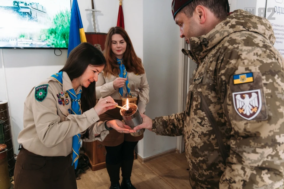 Пластуни Чернівців передали Вифлеємський вогонь десантникам 82-ї бригади