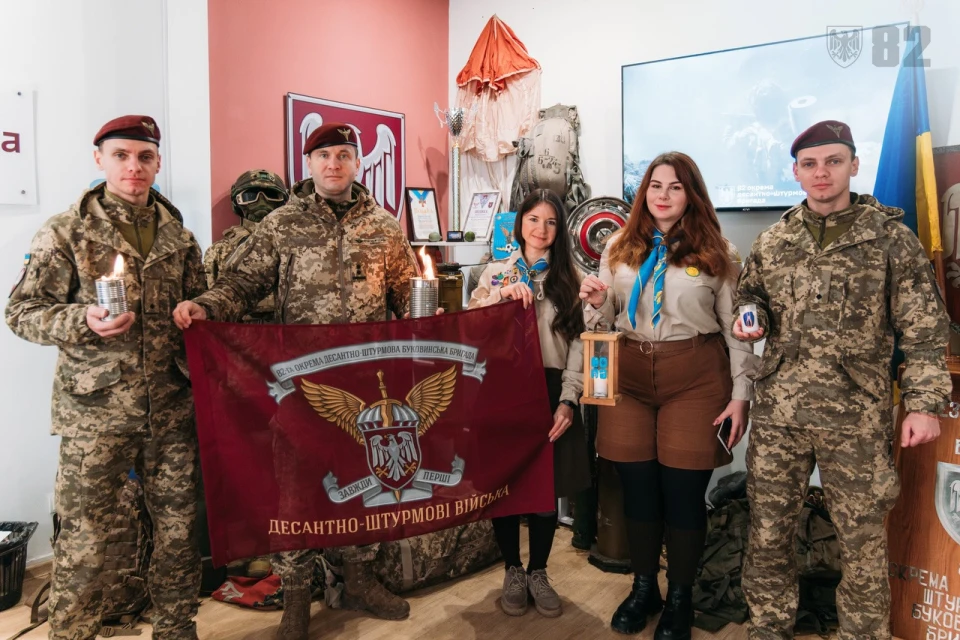 Пластуни Чернівців передали Вифлеємський вогонь десантникам 82-ї бригади