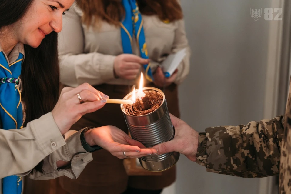 Пластуни Чернівців передали Вифлеємський вогонь десантникам 82-ї бригади