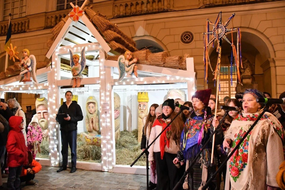На площі Ринок у Львові відкрили різдвяну шопку