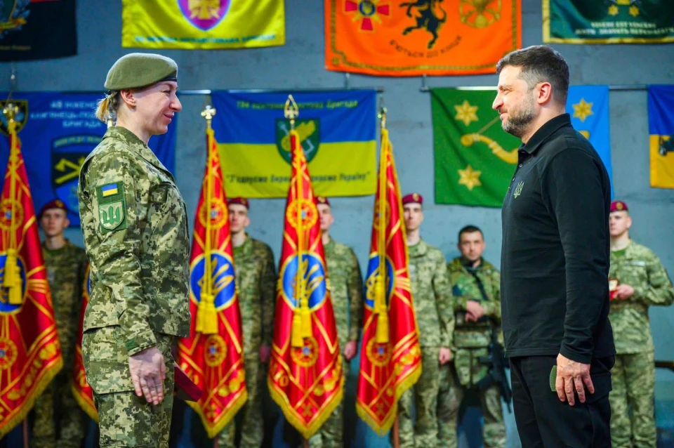 Президент вручив захисниці з Жовкви Ірині Голуб-Парасюк орден "За мужність" ІІІ ступеня