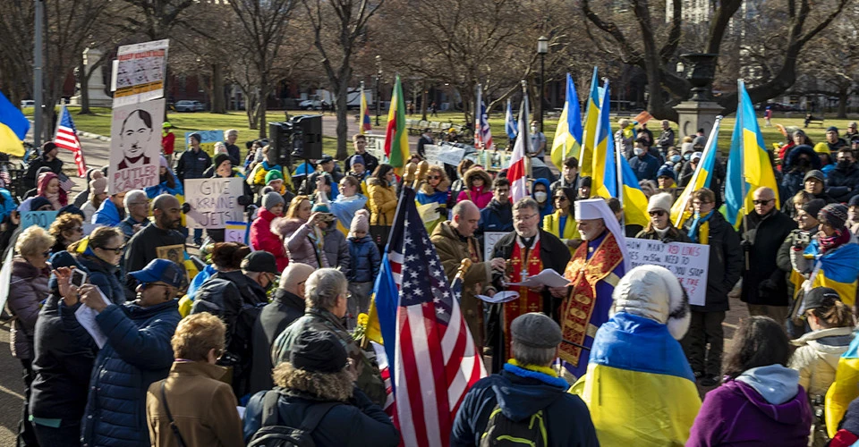 митрополит Борис Ґудзяк перед Білим домом у Вашингтоні