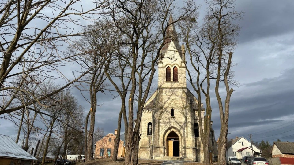 на фото: сторічний костел у селі Демня