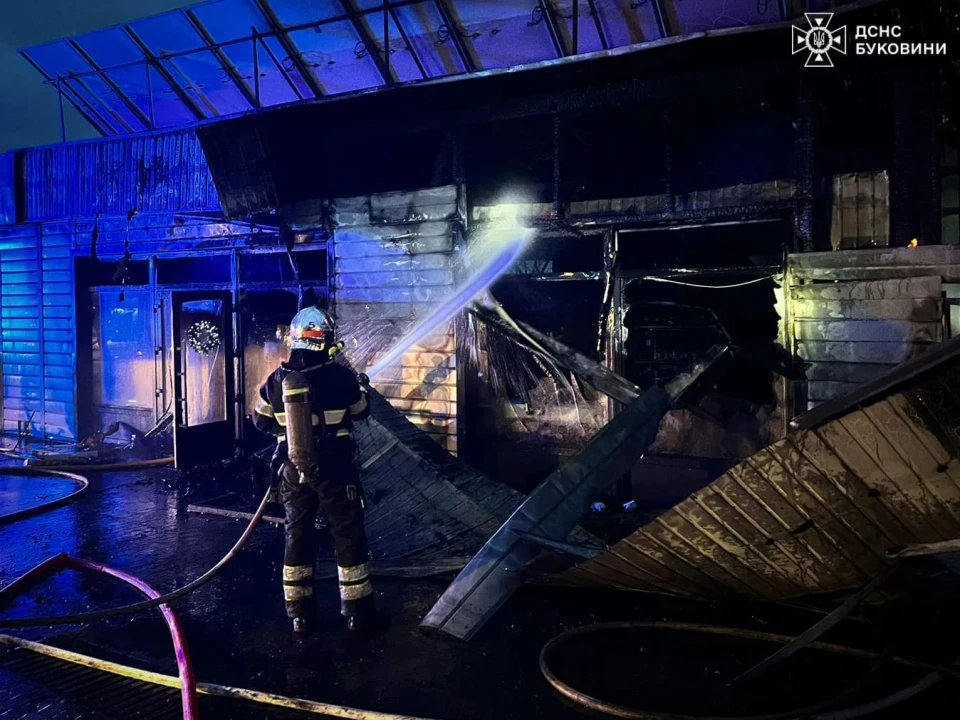 на фото: ДСНС Буковини гасить пожежу на птахофермі