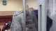 Підозрюваний спілкується із адвокаткою у суді 5 грудн