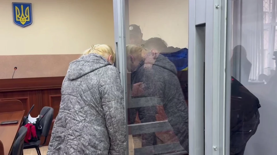 Підозрюваний спілкується із адвокаткою у суді 5 грудн