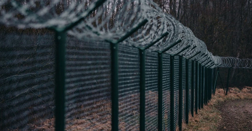 паркан на кордоні Латвії та Росії