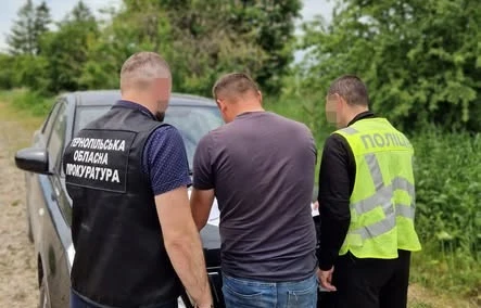 на фото: Тернопільська обласна прокуратура затримує працівника лісгоспу