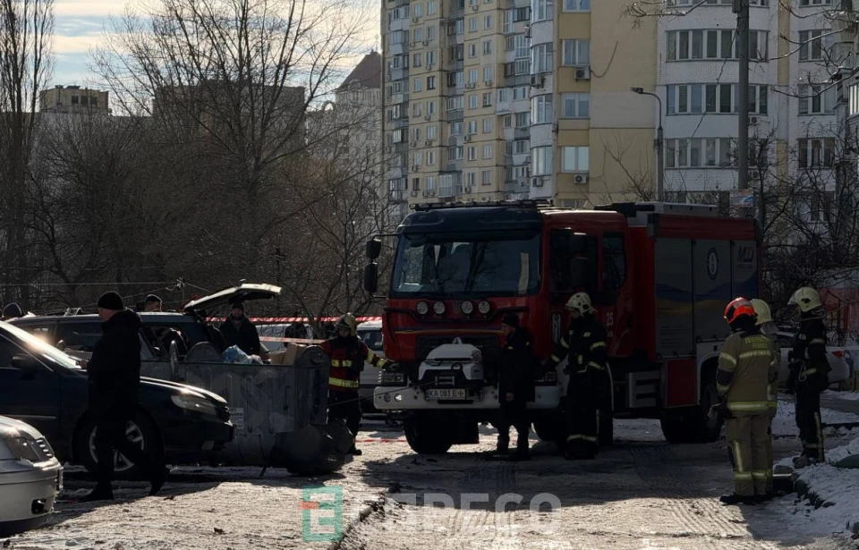 У дворі на вул. Героїв Дніпра (Оболонь, Київ), де вибухнув позашляховик