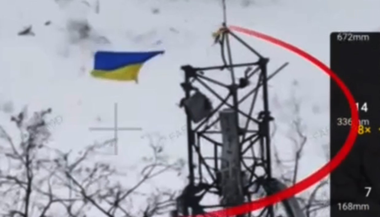 Український прапор на вежі зв'язку у Родинському
