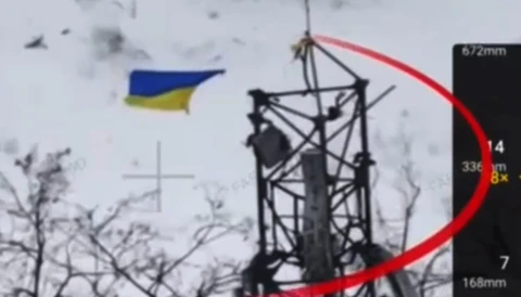 Український прапор на вежі зв'язку у Родинському
