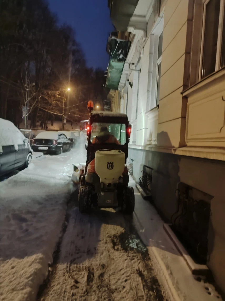 Кілька годин безперервного снігу: як у Львові техніка розчищала вулиці серед ночі